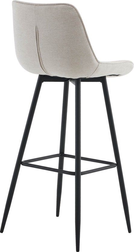 Creme barkruk met rugleuning en zwart metalen frame, zicht op de achterkant.