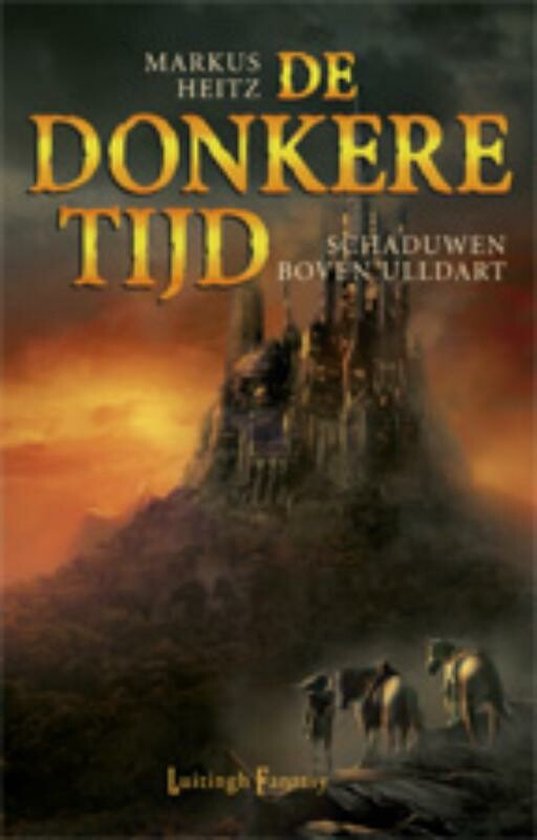Livre 'De Donkere Tijd' avec un château sur une colline rocheuse sous un ciel orange. Deux silhouettes avec des chevaux au premier plan.