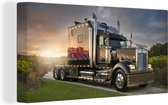 Canvas Schilderij Vrachtwagen rijdt tijdens de zonsondergang - 40x20 cm - Wanddecoratie
