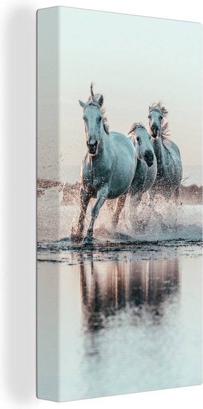 Canvas Schilderij Wilde witte paarden galopperen door het water in Camargue - 40x80 cm - Wanddecoratie