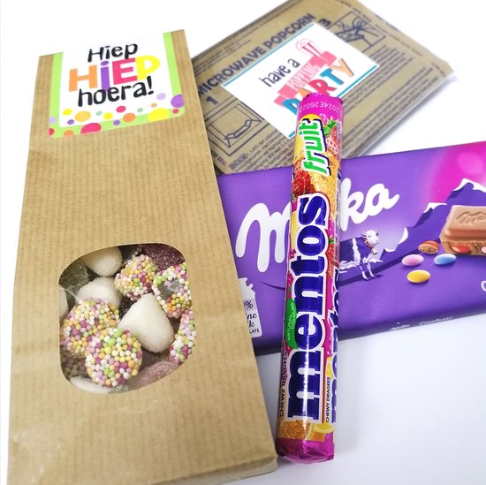Verjaardag brievenbus cadeau - van harte gefeliciteerd - Milka Chocolade - Popcorn - Mentos - Tum Tum - Cadeau - Lekker & Zoet
