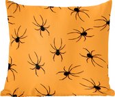 Sierkussens - Kussentjes Woonkamer - 60x60 cm - Halloween patroon met zwarte spinnen tegen een oranje achtergrond