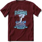 Fishing - Vissen T-Shirt | Grappig Verjaardag Vis Hobby Cadeau Shirt | Dames - Heren - Unisex | Tshirt Hengelsport Kleding Kado - Burgundy - L