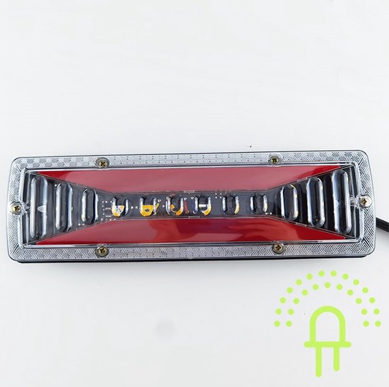 Rechthoekig achterlicht met rode accenten en 12 LED's. Zilverkleurige rand met schroeven.