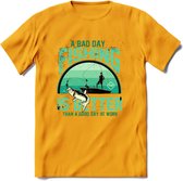 A Bad Day Fishing - Vissen T-Shirt | Aqua | Grappig Verjaardag Vis Hobby Cadeau Shirt | Dames - Heren - Unisex | Tshirt Hengelsport Kleding Kado - Geel - 3XL