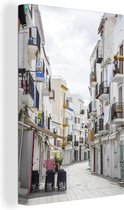 Canvas Schilderij Lopen door de straten van Ibiza, Spanje - 80x120 cm - Wanddecoratie