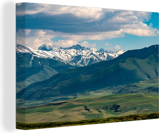 Canvas Schilderij Graslandschap en besneeuwde bergen in de Syunik Province in Armenië - 60x40 cm - Wanddecoratie