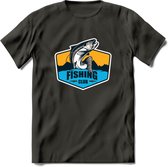 Fishing - Vissen T-Shirt | Grappig Verjaardag Vis Hobby Cadeau Shirt | Dames - Heren - Unisex | Tshirt Hengelsport Kleding Kado - Donker Grijs - XL