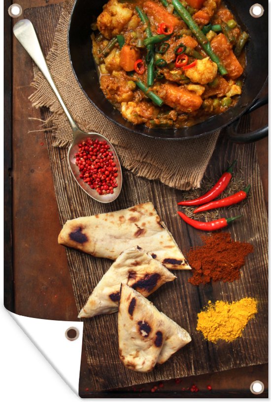 Tuinposter - Tuindoek - Tuinposters buiten - Indiaas eten op een donkerhouten tafel met een curry en naanbrood met specerijen - 80x120 cm - Tuin