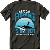 A Bad Day Fishing - Vissen T-Shirt | Blauw | Grappig Verjaardag Vis Hobby Cadeau Shirt | Dames - Heren - Unisex | Tshirt Hengelsport Kleding Kado - Donker Grijs - L