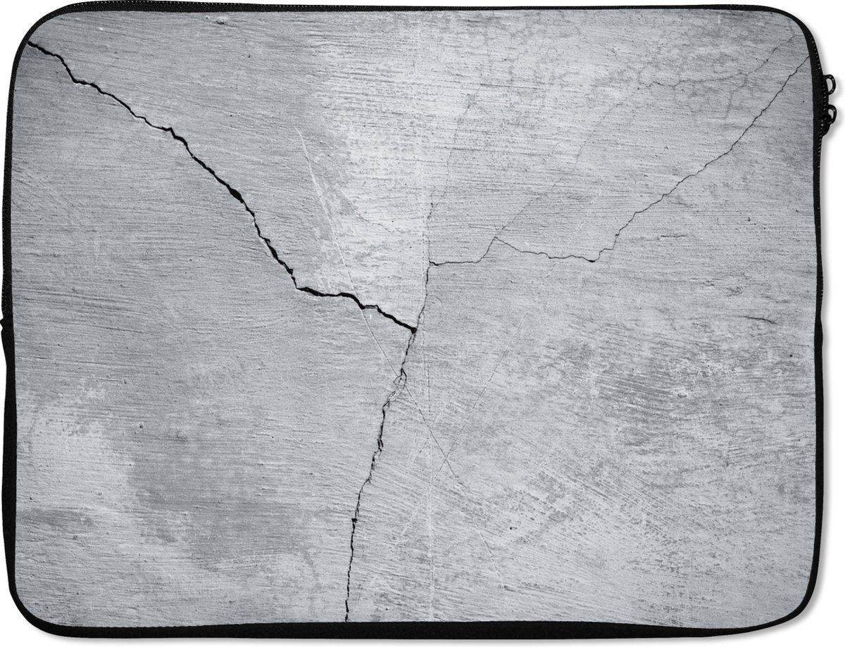Laptophoes 17 inch - Beton print - Scheur - Grijs - Laptop sleeve - Binnenmaat 41x28 cm - Zwarte achterkant