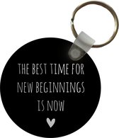 Sleutelhanger - Engelse quote The best time for new beginnings is now met een hartje tegen een zwarte achtergrond - Plastic - Rond - Uitdeelcadeautjes