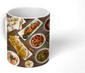 Mok - Witte borden en schalen gevuld met Indiaas eten op een houten tafel - 350 ML - Beker - Uitdeelcadeautjes