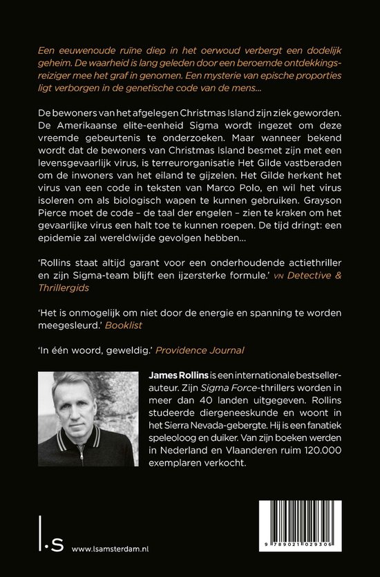 Een man met grijs haar staat voor een boekenplank. Hij draagt een grijs pak en een lichtblauw overhemd.