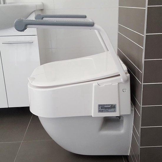 Zijaanzicht van een witte toiletverhoger met grijze armleuningen, geïnstalleerd.