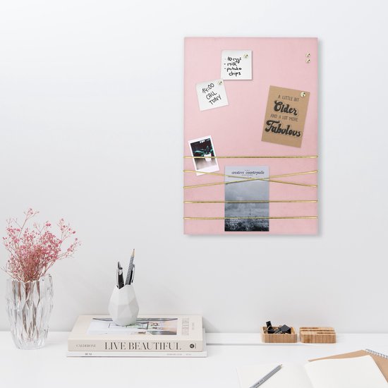 Navaris prikbord fotowand met lint - Fotohouder 44 x 30 cm - Fluwelen fotoprikbord - Voor foto’s en ansichtkaarten - Inclusief spelden - Roze - Navaris