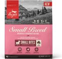 Orijen Small Breed hondenvoerzak, roze met afbeelding van landschap en honden. Met 'Small Bites'.