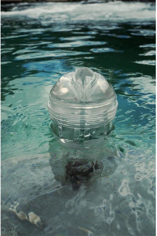 Doorzichtige Fleshlight Ice Crystal, drijvend in water.