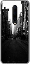 Geschikt voor OnePlus 7 Pro hoesje - Auto rijdt door een rustige straat in New York in zwart-wit - Siliconen Telefoonhoesje