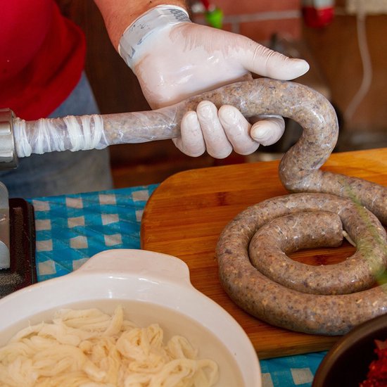 Verpakking met 'Natuurlijke varkensdarmen' en een afbeelding van gevulde worstjes.
