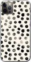 Geschikt voor iPhone 12 Pro Max hoesje - Stippen - Zwart - Wit - Siliconen Telefoonhoesje