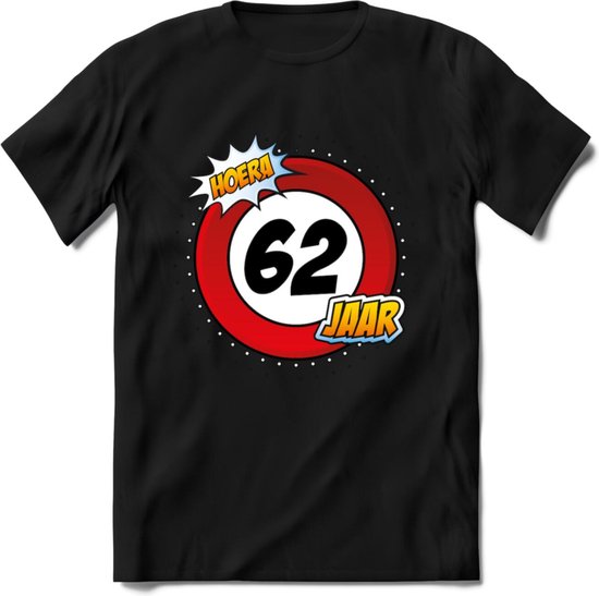 62 Jaar Hoera Verkeersbord T-Shirt | Grappig Verjaardag Cadeau | Dames - Heren | - Zwart - S