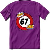 67 Jaar Hoera Verkeersbord T-Shirt | Grappig Verjaardag Cadeau | Dames - Heren | - Paars - M