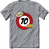 70 Jaar Hoera Verkeersbord T-Shirt | Grappig Verjaardag Cadeau | Dames - Heren | - Donker Grijs - Gemaleerd - 3XL