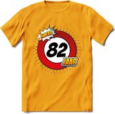 82 Jaar Hoera Verkeersbord T-Shirt | Grappig Verjaardag Cadeau | Dames - Heren | - Geel - M