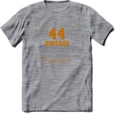 44 Jaar Legend T-Shirt | Goud - Zilver | Grappig Verjaardag Cadeau | Dames - Heren | - Donker Grijs - Gemaleerd - L