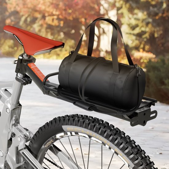 Zwarte, universele fiets bagagedrager met een zwarte duffeltas, bevestigd aan een zadelpen met een rode zadel.