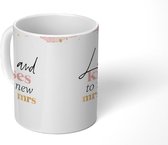 Mok - Koffiemok - Trouwen - 'Love and kisses to the new Mrs & Mrs' - Spreuken - Quotes - Mokken - 350 ML - Beker - Koffiemokken - Theemok - Mok met tekst