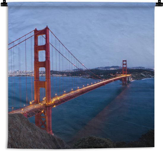 Wandkleed - Wanddoek - Golden Gate Bridge verlicht in de avond - 120x120 cm - Wandtapijt