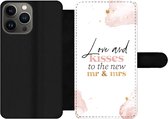 Bookcase Geschikt voor iPhone 13 Pro telefoonhoesje - Feest - 'Love and kisses to the new Mr & Mrs' - Quotes - Spreuken - Met vakjes - Wallet case met magneetsluiting