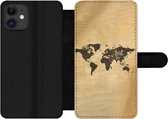 Bookcase Geschikt voor iPhone 12 Pro Max telefoonhoesje - Wereldkaart - Kaart - Spreuken - Met vakjes - Wallet case met magneetsluiting