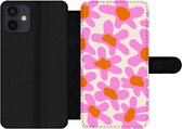 Bookcase Geschikt voor iPhone 12 telefoonhoesje - Bloem - Roze - Patronen - Met vakjes - Wallet case met magneetsluiting - Verjaardag cadeau tiener