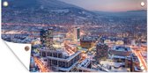 Tuinposter Straatbeeld van Sarajevo en berg met sneeuw in Bosnië en Herzegovina - 80x40 cm - Wanddecoratie Buiten - Tuinposter - Tuindoek - Schuttingposter - Tuinschilderij