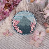 PANNA borduurpakket Berg Sakura broche JK-2142 - Satijnsteek - Borduren voor volwassenen - Voorbedrukte stof