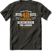 42 Jaar Legend T-Shirt | Goud - Wit | Grappig Verjaardag en Feest Cadeau Shirt | Dames - Heren - Unisex | Tshirt Kleding Kado | - Donker Grijs - 3XL