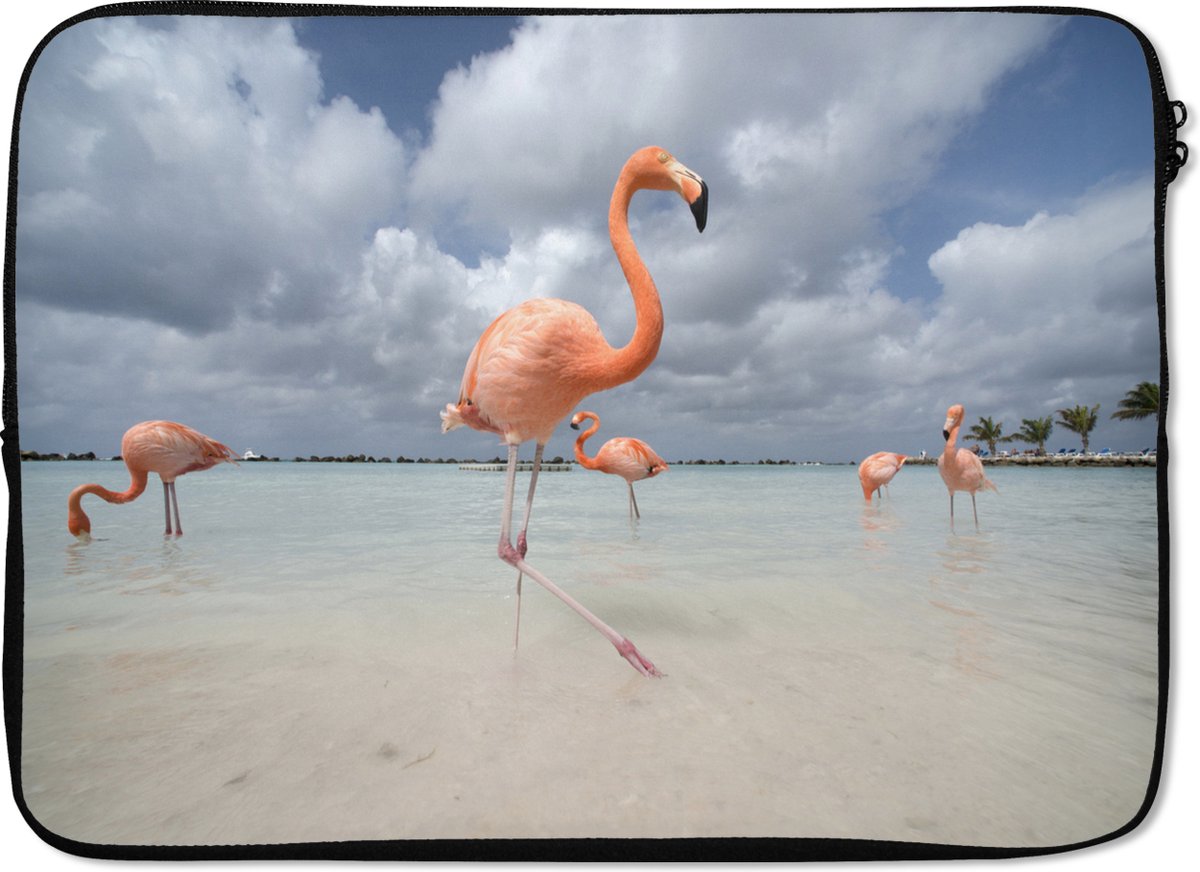 Laptophoes 14 inch - Flamingo's op een eiland in Aruba - Laptop sleeve - Binnenmaat 33x23 cm - Zwarte achterkant