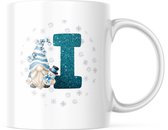 Kerst Mok met afbeelding: Snowman Gnome - Blauw - Letter I | Kerst Decoratie | Kerst Versiering | Grappige Cadeaus | Koffiemok | Koffiebeker | Theemok | Theebeker