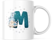 Kerst Mok met afbeelding: Snowman Gnome - Blauw - Letter M | Kerst Decoratie | Kerst Versiering | Grappige Cadeaus | Koffiemok | Koffiebeker | Theemok | Theebeker