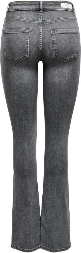 Achterkant van een model staand in lichtgrijze flared jeans.