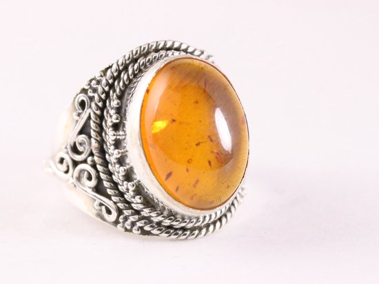 Bewerkte zilveren ring met amber - maat 19