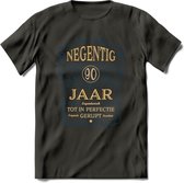 90 Jaar Legendarisch Gerijpt T-Shirt | Royal Blue - Ivoor | Grappig Verjaardag en Feest Cadeau Shirt | Dames - Heren - Unisex | Tshirt Kleding Kado | - Donker Grijs - 3XL