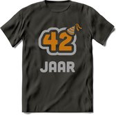 42 Jaar Feest T-Shirt | Goud - Zilver | Grappig Verjaardag Cadeau Shirt | Dames - Heren - Unisex | Tshirt Kleding Kado | - Donker Grijs - M