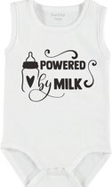 Baby Rompertje met tekst 'Powered by milk 2' | mouwloos l | wit zwart | maat 50/56 | cadeau | Kraamcadeau | Kraamkado