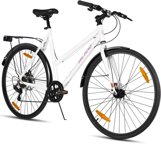 Witte Hiland damesfiets met bagagedrager, spatborden en 700C wielen.