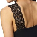 Close-up van de rug van een model met een zwarte tanktop met een decoratieve kanten band.