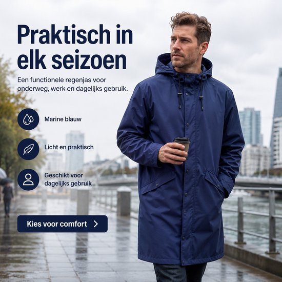 Man in donkerblauwe regenjas met capuchon, terwijl hij een koffiebeker vasthoudt. Marineblauw, licht en praktisch.